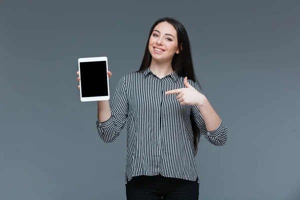 Mujer de negocios señalando el dedo en la pantalla de la tableta en blanco — Foto de Stock