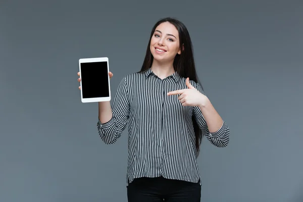 Femme d'affaires pointant du doigt sur écran de tablette vierge — Photo