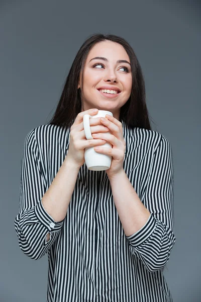 Mujer bonita sonriente sosteniendo la taza con café — Foto de Stock