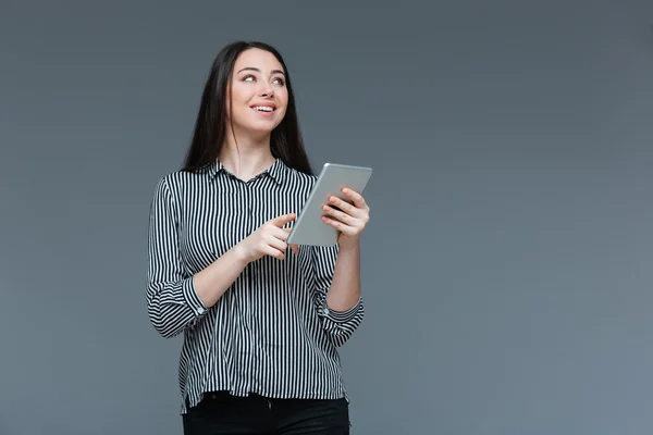 Empresária feliz segurando computador tablet — Fotografia de Stock