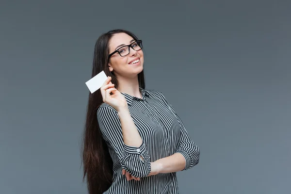 Wanita tersenyum memegang kartu kosong — Stok Foto