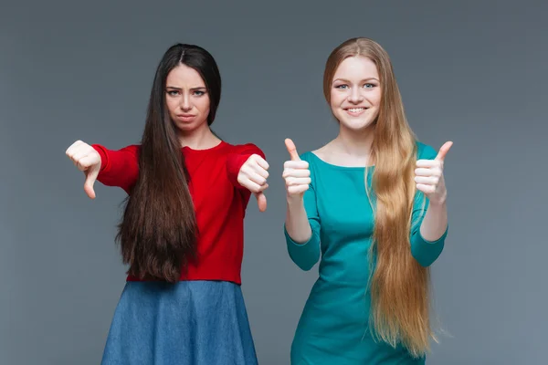 Due donne sopra il grigio — Foto Stock