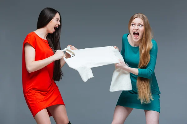 Dos mujeres enojadas peleando y luchando por el vestido blanco — Foto de Stock