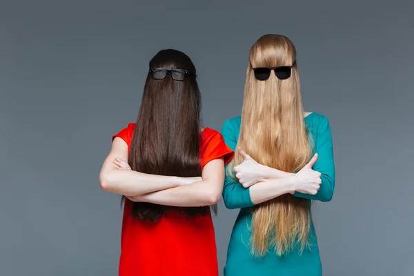 Due donne divertenti viso coperto con i capelli lunghi — Foto Stock