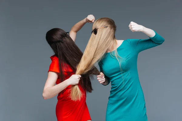 Duas mulheres zangadas cobriram o rosto com cabelos longos e lutando — Fotografia de Stock