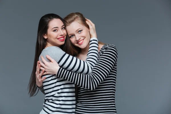 İki çekici genç kadının... gülümseyen ve sarılma