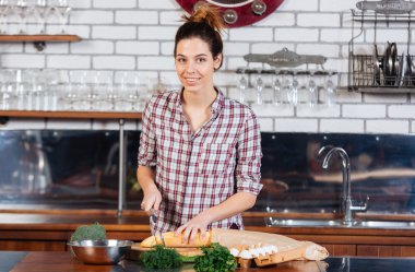 Gülümseyen ve mutfak pişirme gülümseyen kadın