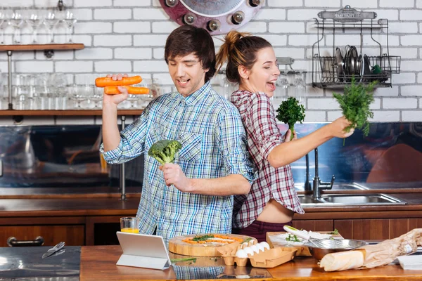 Gelukkige paar koken en dansen op keuken — Stockfoto