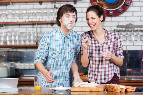 Lustiges Paar knetet Teig und hat Spaß in der Küche — Stockfoto