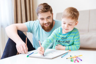 Mutlu küçük oğul ve baba renkli işaretleri ile çizim 