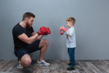 Baba ve küçük oğlu boks eldivenleri birlikte oynama