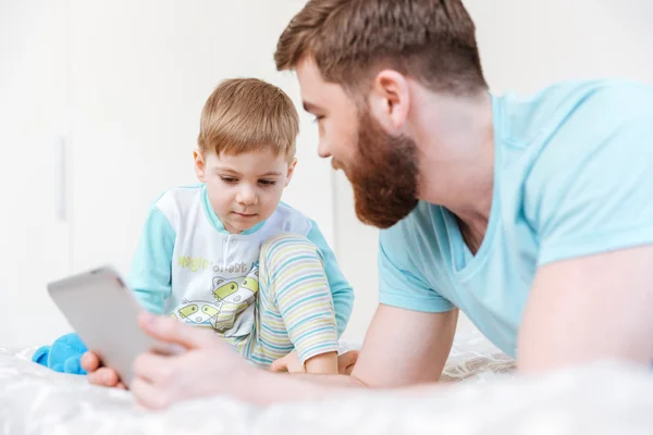 Pai e filho brincando com tablet — Fotografia de Stock