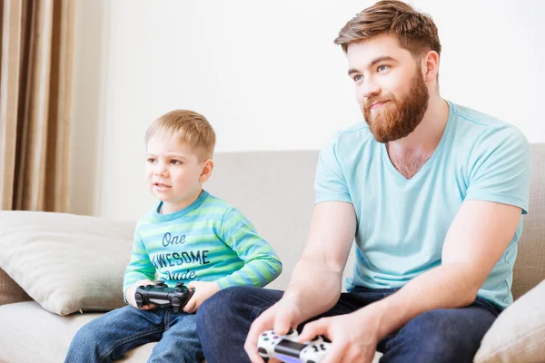 Triste padre infeliz e hijo jugando juegos de ordenador —  Fotos de Stock