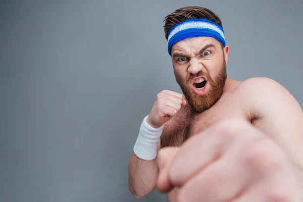 Gekke geïrriteerd sportman schreeuwen en ponsen bij camera met vuist — Stockfoto