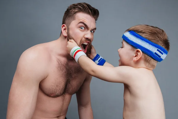 Gülümseyen küçük oğlu baba sakal ile oynamak — Stok fotoğraf