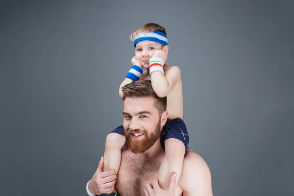 Happy skäggig man med liten son sitter på sina axlar — Stockfoto