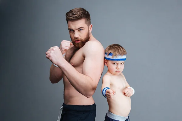 Atletische bebaarde vader en zijn zoontje klaar om te vechten — Stockfoto