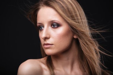 Sevimli kadın uzağa arıyorsunuz