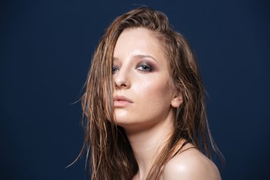 Kameraya bakarak büyüleyici kadın 