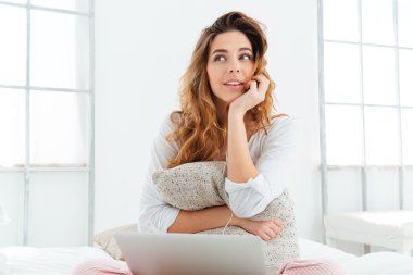 kadın yatakta oturmuş ve rüya