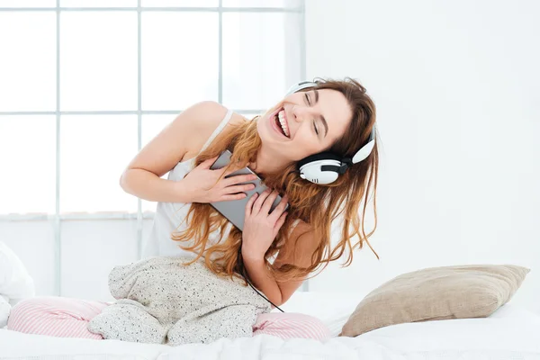 Rolig kvinna lyssnar musik på tablet PC — Stockfoto