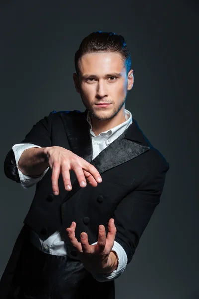 Man magician showing tricks — Stock Photo, Image