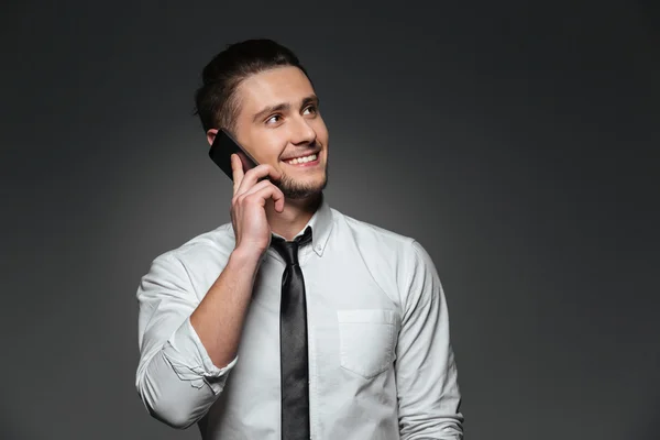 Glad affärsman i vit skjorta pratar på mobiltelefon — Stockfoto