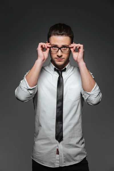 Giovane uomo d'affari sicuro in camicia bianca, cravatta e occhiali — Foto Stock