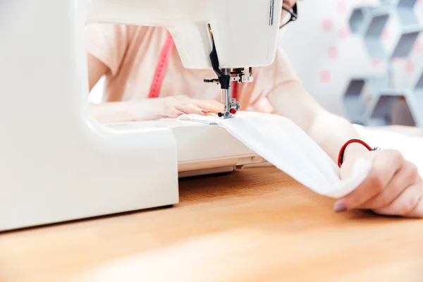 Costurera cose ropa usando tela blanca — Foto de Stock