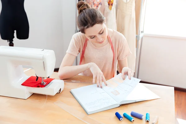 Mujer pensativa costurera trabajando en el estudio — Foto de Stock