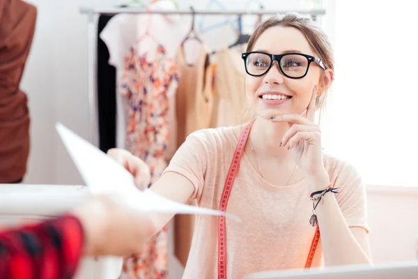 Mujer feliz costurera conseguir un nuevo orden en el trabajo —  Fotos de Stock