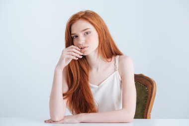 masada oturan kadın