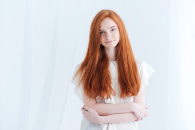 Kameraya bakan kadın.