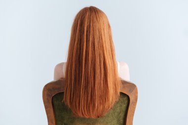 Sandalyede oturan Kızıl saçlı kadın