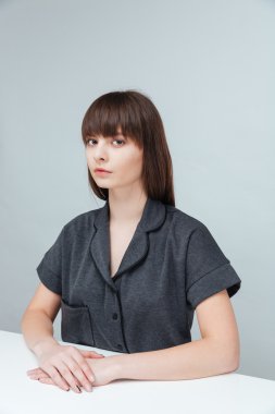 masada oturan kadın