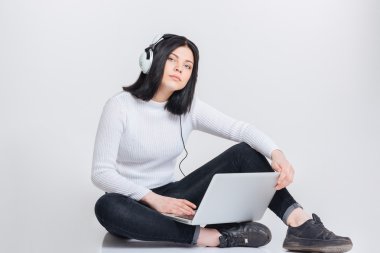 Güzel akıllı esmer kız usuNg laptop çalışma