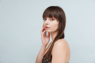 Kameraya bakarak iç çamaşırı genç kadın