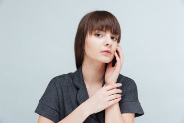 Kameraya bakan genç bir kadının portresi.