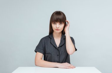 Masada oturan rahat kadın