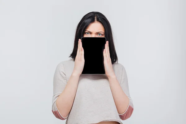 Ładna Brunetka Dziewczyna pokrycie jej twarz z komputera typu tablet — Zdjęcie stockowe