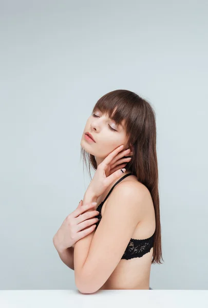 Ontspannen vrouw in lingerie zitten aan de tafel — Stockfoto