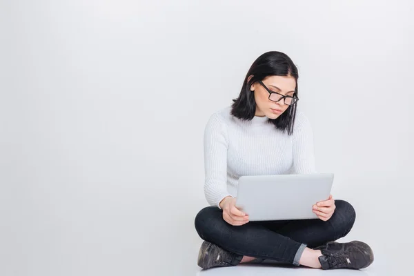 Ritratto di una giovane donna che lavora sul computer portatile — Foto Stock