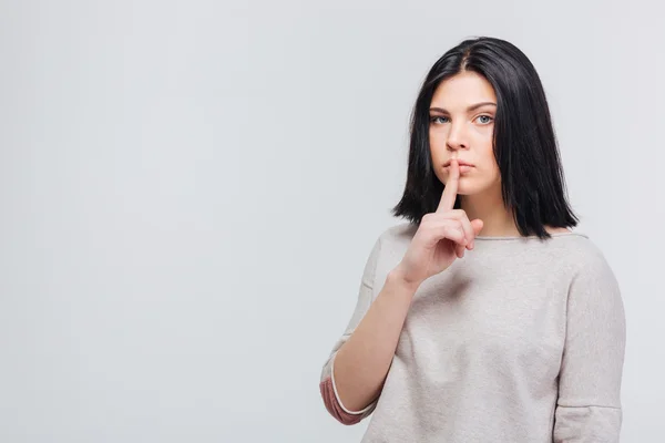 Kvinna anläggning finger över läppar — Stockfoto