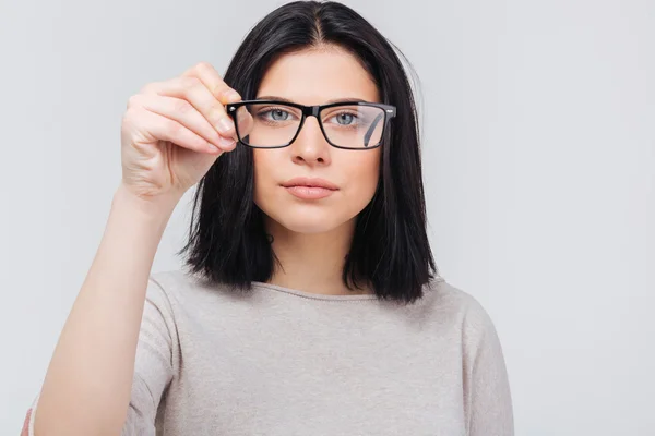 De cerca foto de chica bastante inteligente tocando sus gafas — Foto de Stock