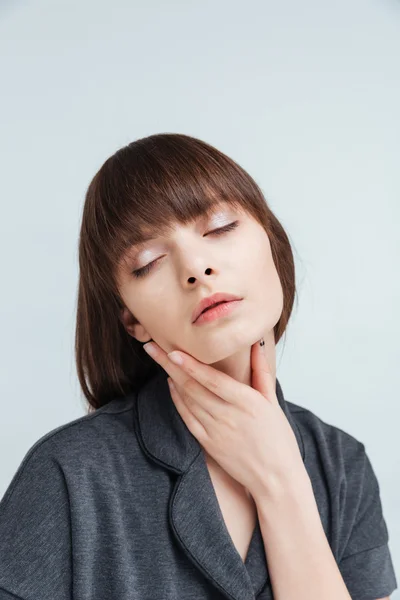 Ontspannen jongedame met gesloten ogen — Stockfoto