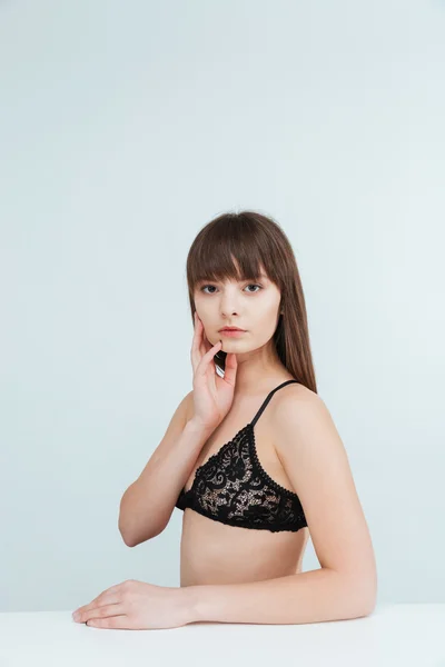 Leuke vrouw in lingerie camera kijken — Stockfoto