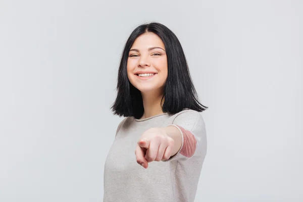 Porträtt av en ganska brunett tjej pekande finger fram — Stockfoto