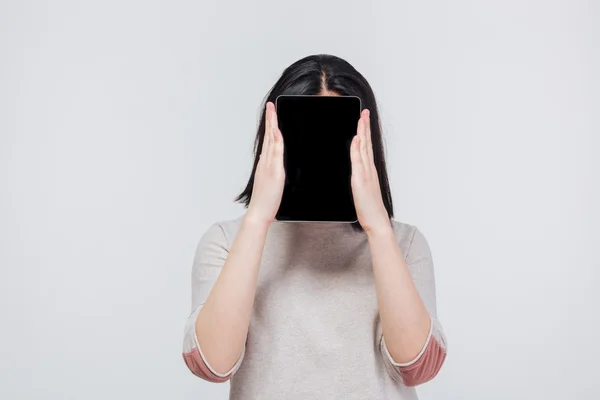 Linda chica morena cubrir su cara con tableta —  Fotos de Stock