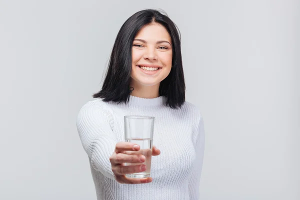 水のガラスを保持している美しい若い女性 — ストック写真