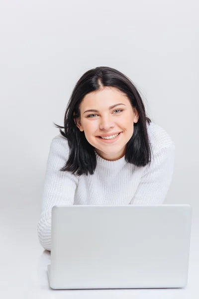 Menina morena alegre usando laptop — Fotografia de Stock